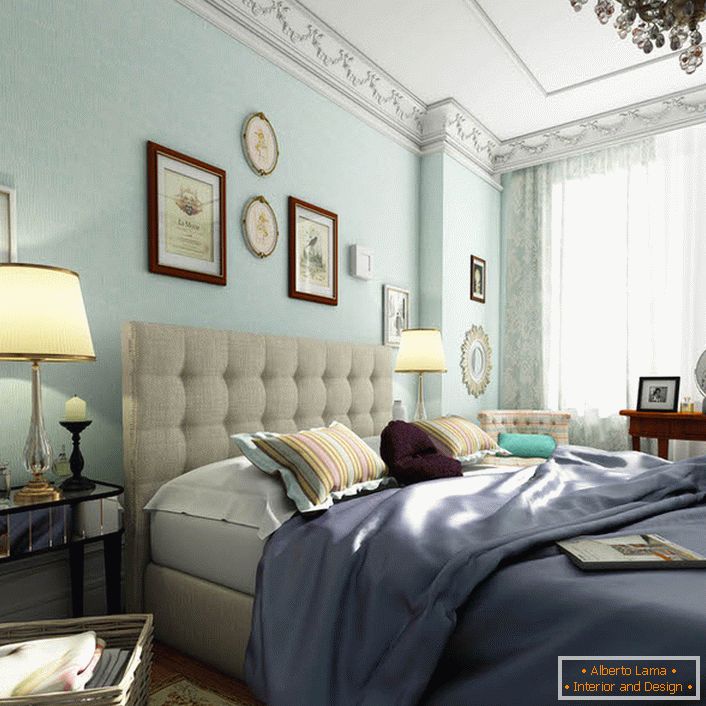 Dormitorul în stil englezesc este decorat în culori albastre. Culorile pastelului dau efectul expansiunii vizuale a spatiului. 
