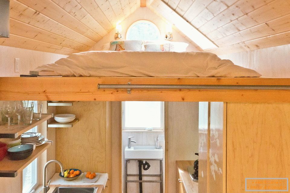 Bucătărie și dormitor într-o cabană mică