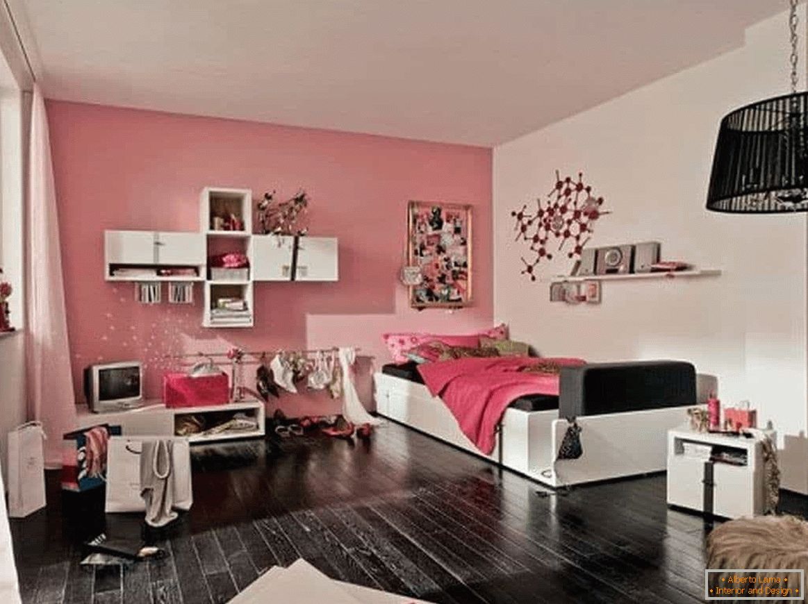 În acest design al camerei, o fată adolescentă are totul pentru viață: atât un loc pentru lucruri, cât și o masă de lucru
