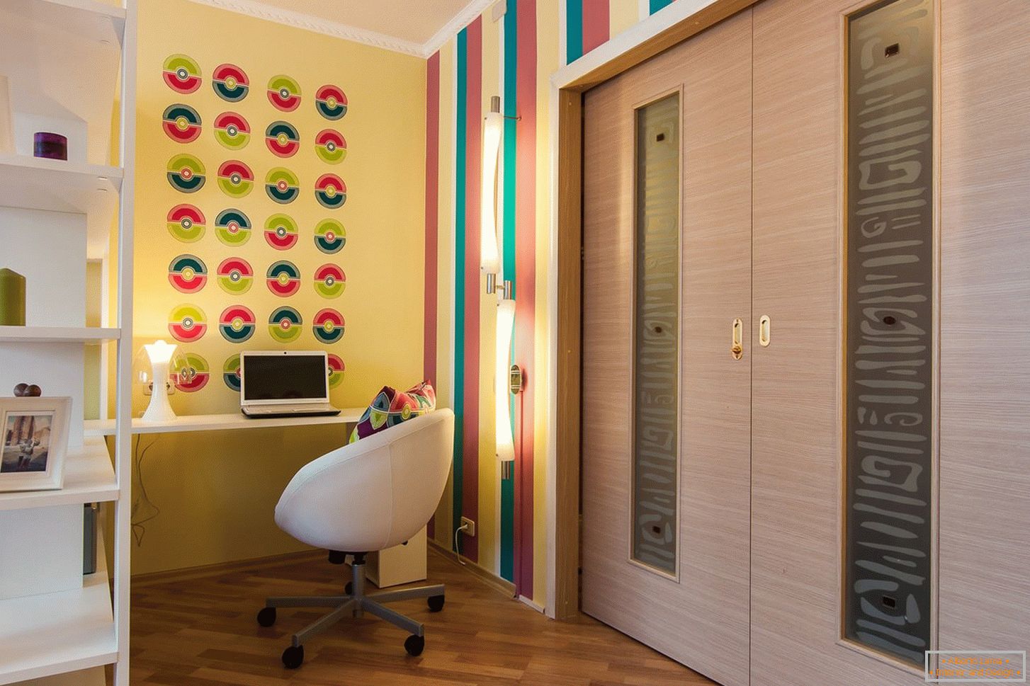 Culori strălucitoare în designul camerei de zi