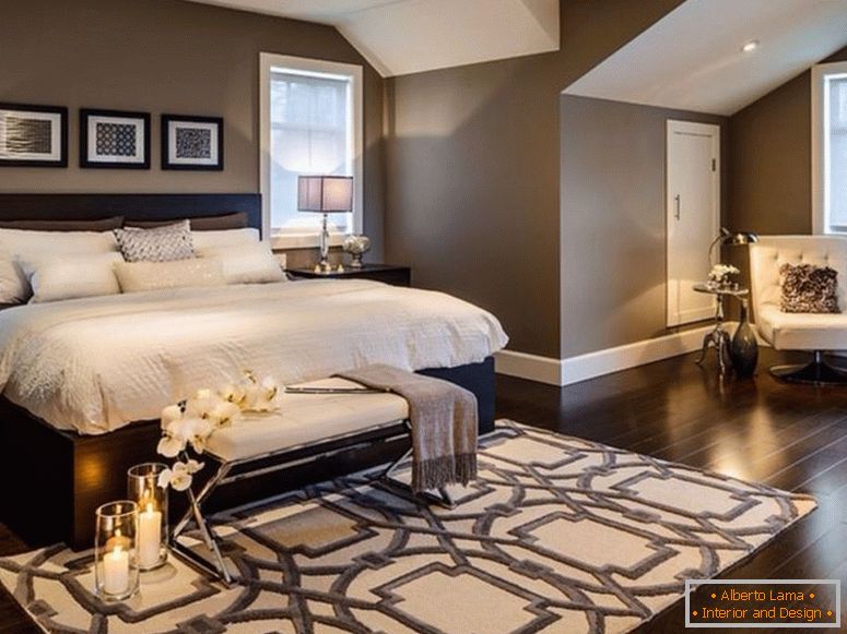 4-romantic-lumânări-și-confortabil-banc-in-moderne dormitor-idei cu nivel-stejar-pat alb-plapumă-