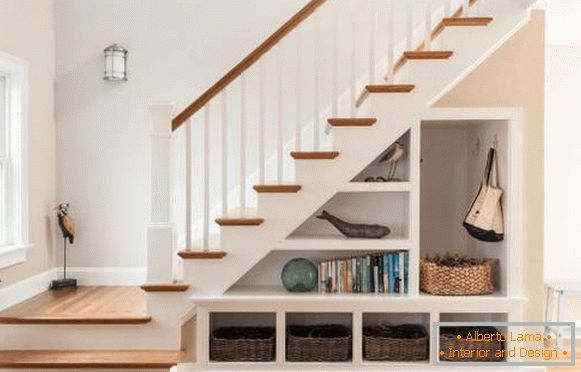 Proiectarea unei scări într-o casă privată cu dulap sub trepte