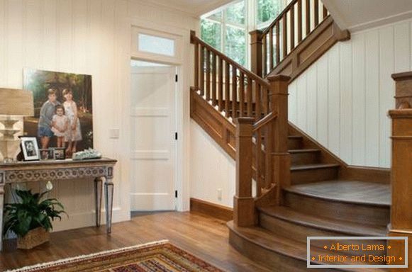 Sala cu o scară din lemn într-o casă privată - fotografie