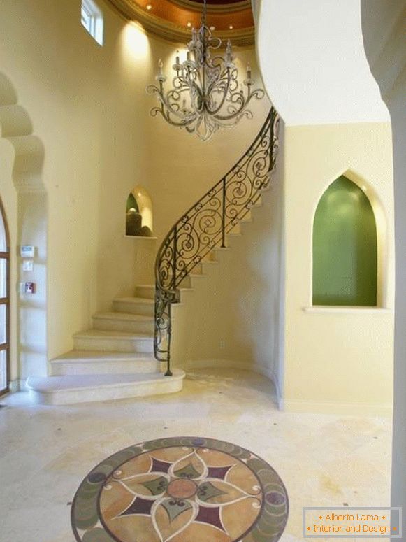 Cameră mare de intrare în stil marocan cu nișe