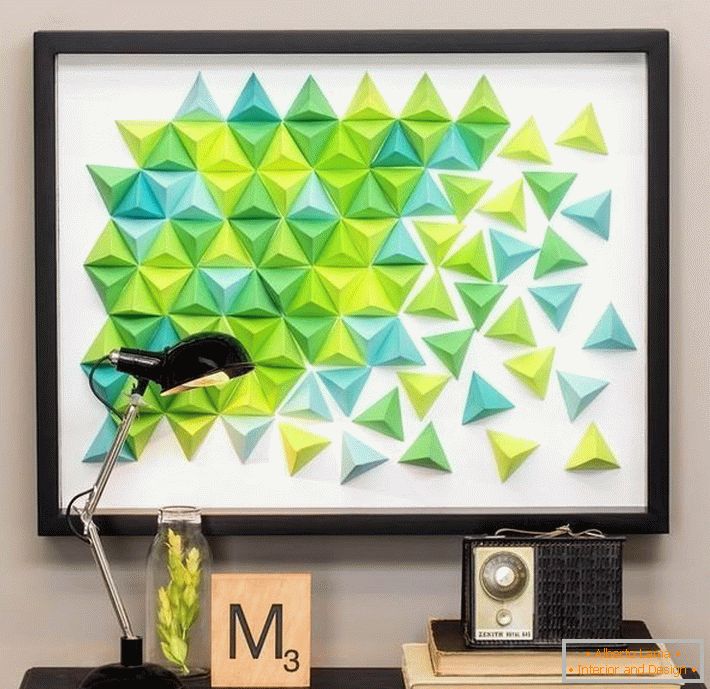 Un panou de origami din triunghiuri colorate