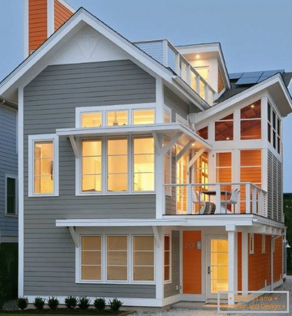Fațada modernă a unei case particulare în culoarea gri și portocalie