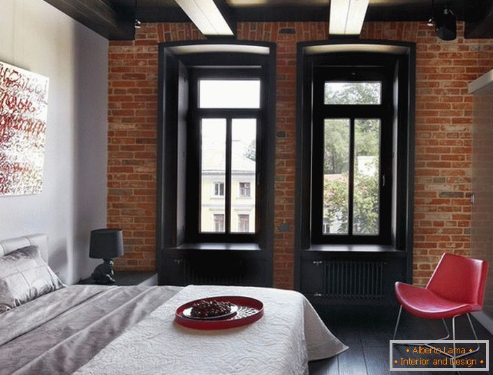 O combinație reușită de culori clasice - alb, roșu, negru în interiorul stilului dormitorului.