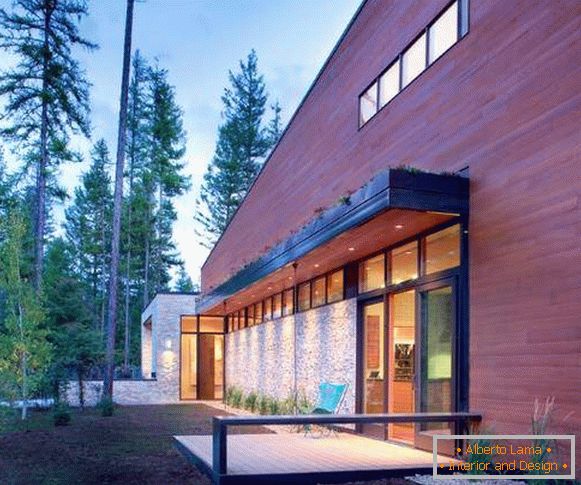 Veranda ultra-modernă a unei case din lemn cu baldachin