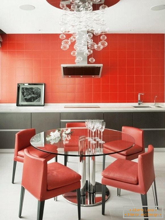 Design de bucătărie cu o fotografie roșie cu cască