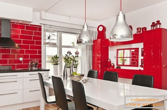 Bucătăria este roșie cu fotografie albă 14