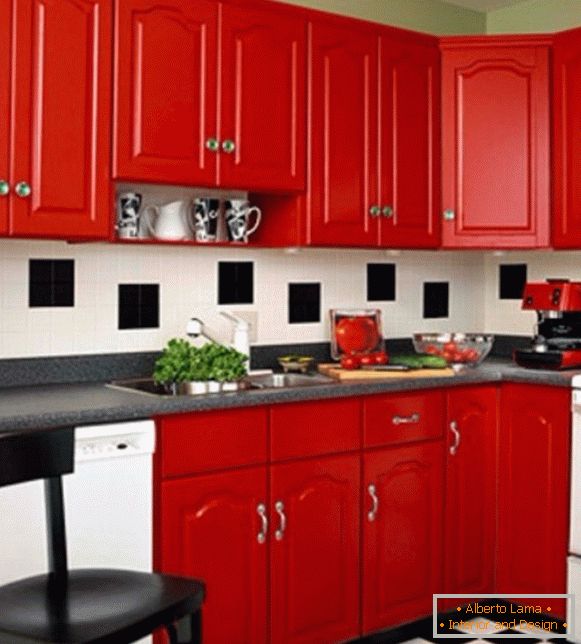 Bucătărie roșie în interiorul fotografiei 16