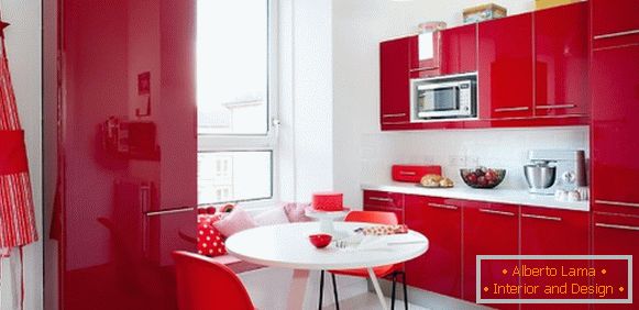 Bucătărie roșie în interiorul fotografiei 20
