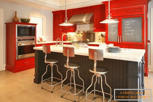 Interiorul bucătăriei în fotografie roșie 25