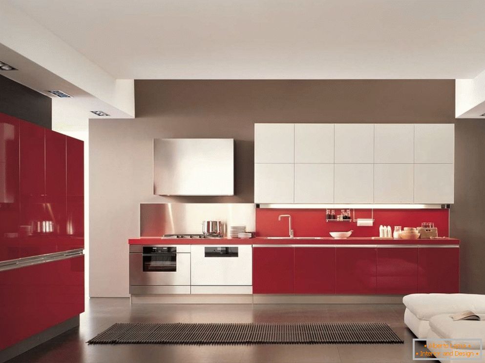 Bucătărie roșie în stil minimalist