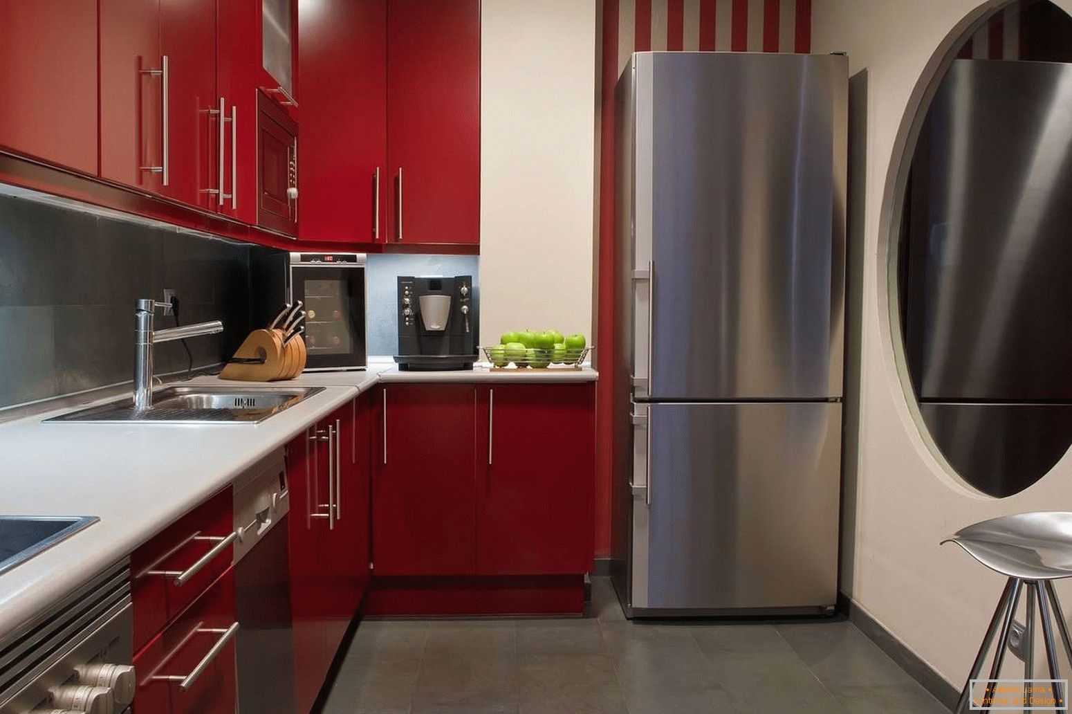 Podea gri în bucătărie cu mobilier roșu