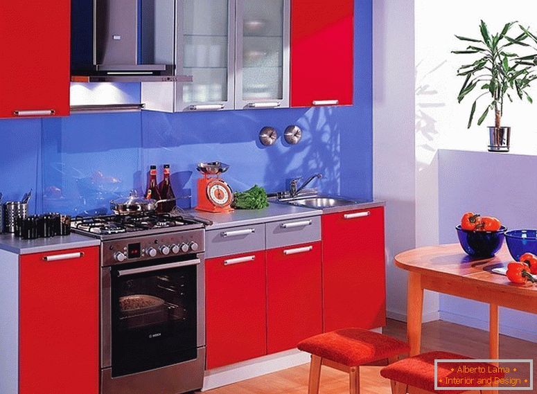 Bucătărie albastră și roșie