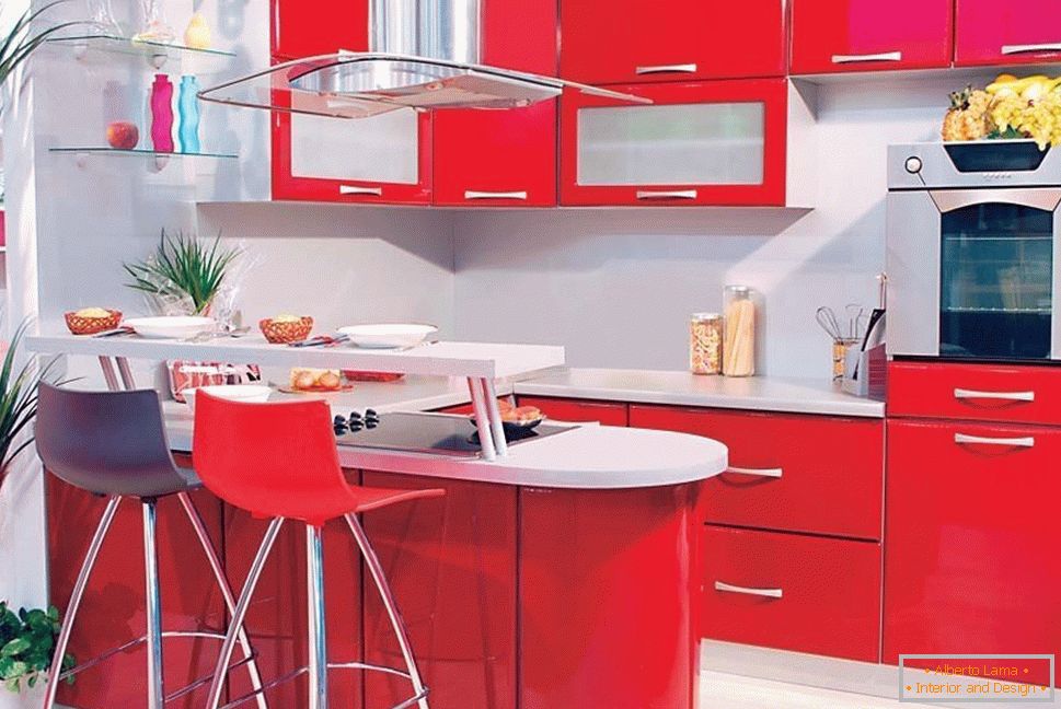 Mobilier roșu în bucătărie