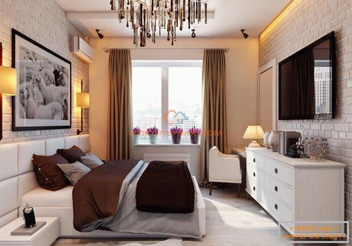 Un dormitor mic în stil loft este realizat în culori deschise. Design elegant, luxos într-o interpretare neobișnuită.