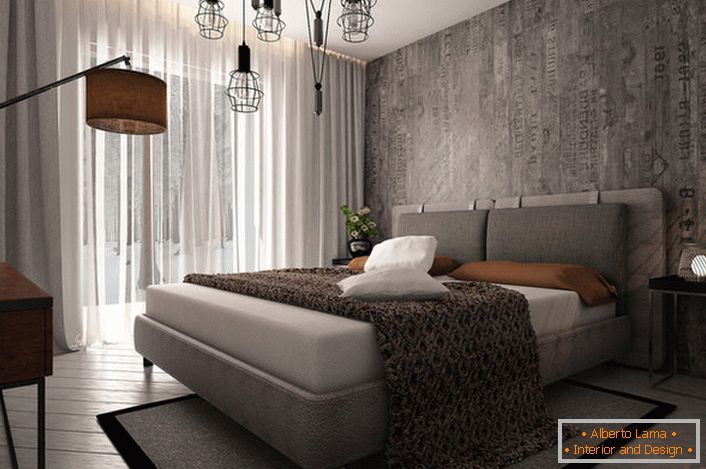 Un exemplu de iluminat bine ales pentru un dormitor în stil loft.