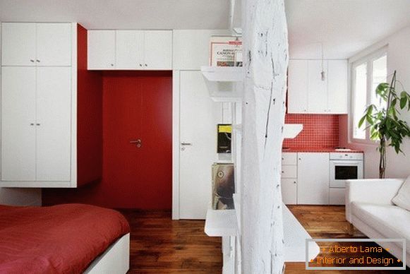 Interiorul creativ al apartamentului în culoarea roșie