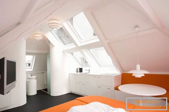Interiorul creativ al apartamentului în culoarea portocalie