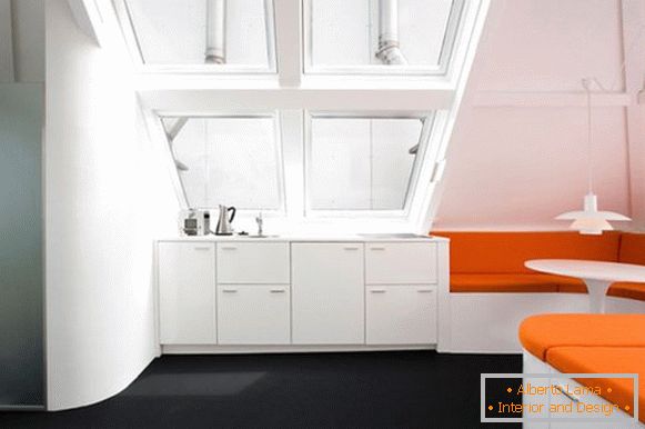 Interiorul creativ al apartamentului în culoarea portocalie
