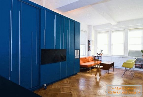 Interiorul creativ al apartamentului în albastru