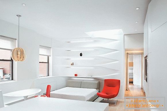 Interiorul creativ al apartamentului în culoarea albă