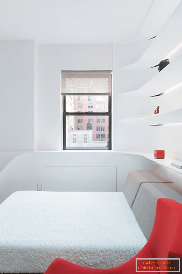 Interiorul creativ al apartamentului în culoarea albă