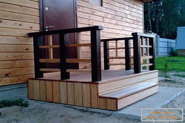 pridvorul unei case de lemn din lemn