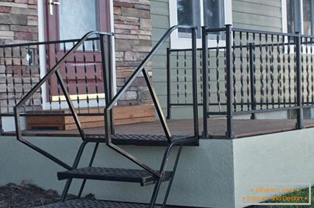 металлическое verandă spre casă фото