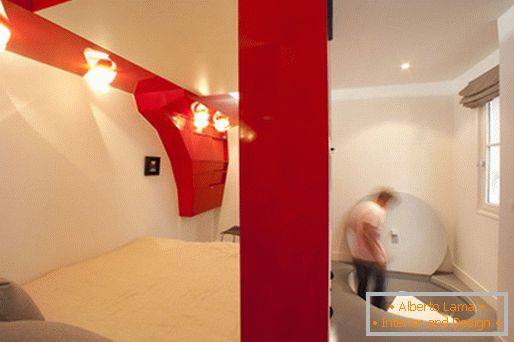 Designul original al dormitorului: o cameră roșie și albă transformabilă și o baie