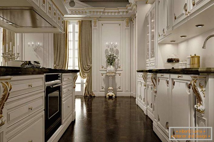 Nobilul interior al bucătăriei, în culori albe și aurii, mărturisește bunul gust al proprietarului casei. 