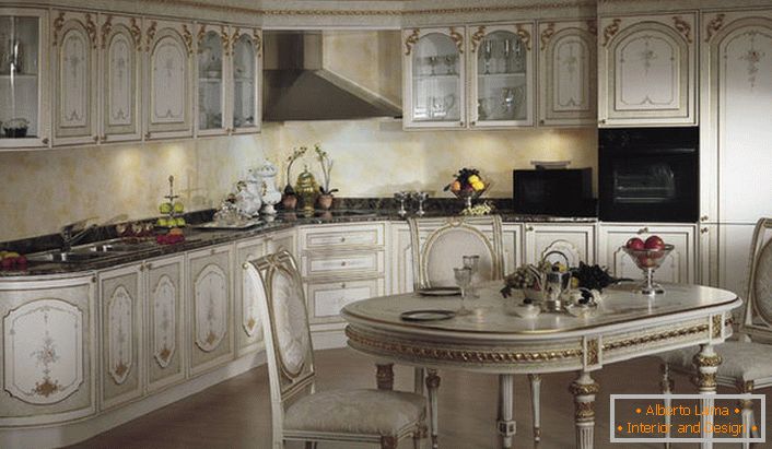 Tehnica încorporată face ca interiorul bucătăriei să fie în stil baroc.