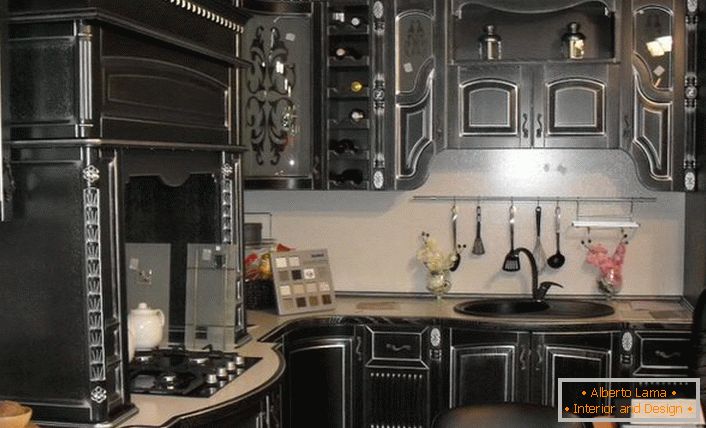 Setul de bucătărie în stil baroc negru este fabricat din lemn prețios. 