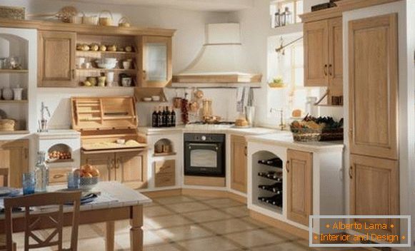 Bucătărie în stil rustic cu fațade albe și lemn