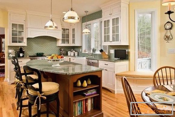Galben-verde bucătărie în stil rustic - fotografie într-o casă privată