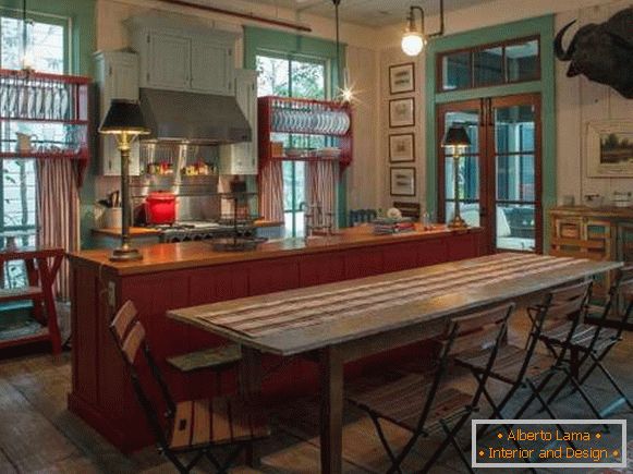 Design de bucătărie în stil rustic, în tonuri roșii și verzi
