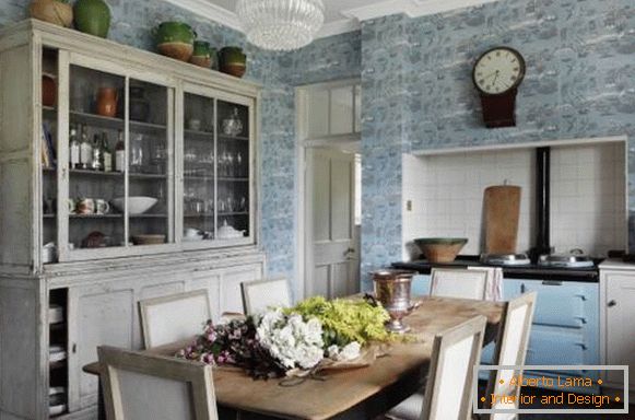 Bucătărie de epocă în stil rustic - fotografie cu dulap și tapet