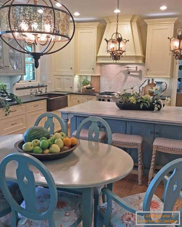 Stilul de țară în interiorul bucătăriei - lămpi și decor albastru