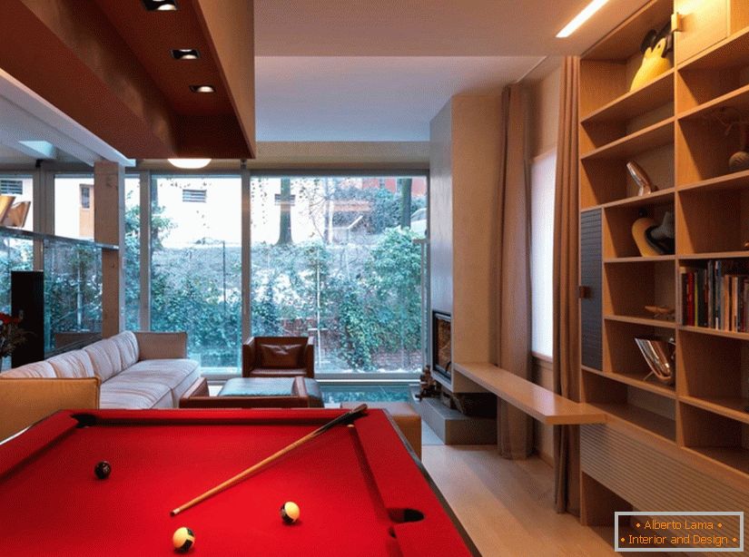 Design interior al livingului cu o masă de biliard