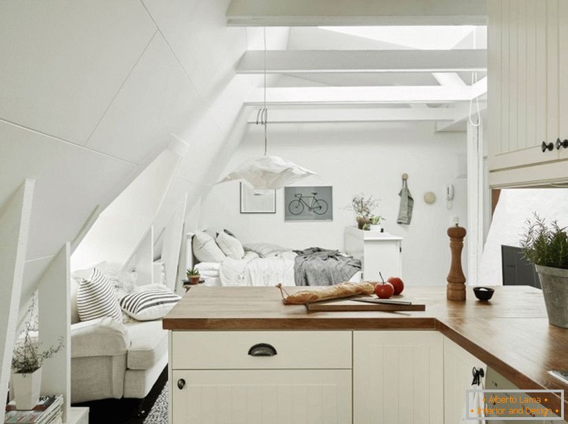 Conexiune non-standard a unui dormitor cu o zonă de bucătărie în Suedia