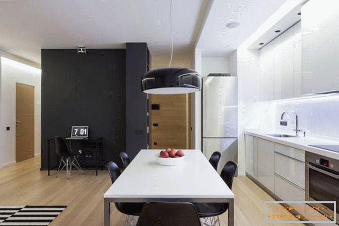 Bucătărie și zonă de luat masa în apartamentul studio