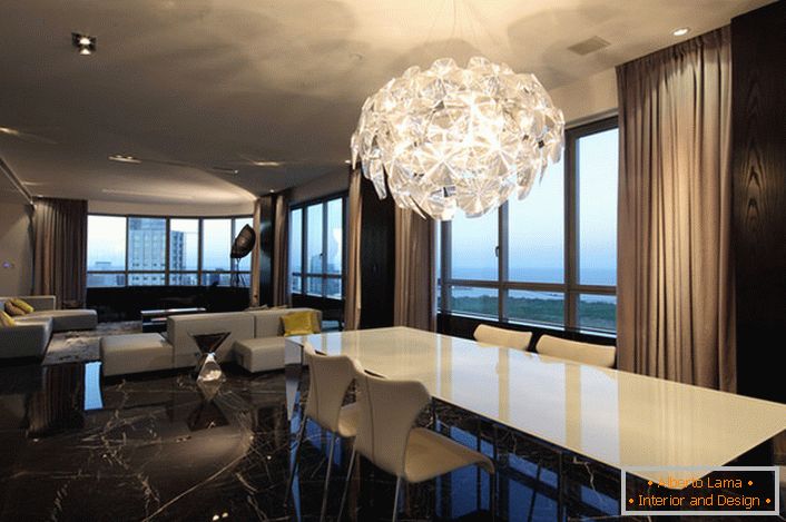 Un candelabru masiv pentru camera de zi, în stil de înaltă tehnologie, oferă suficientă lumină. Designul futurist - o soluție elegantă pentru interior.