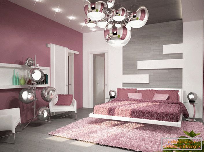Un exemplu de iluminat bine ales pentru un dormitor în stilul high-tech. Candelabru de plafon, lămpi de noptieră și lampă de podea sunt realizate în același stil.