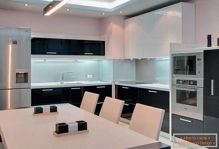O combinație clasică de alb-negru în interiorul bucătăriei într-un stil minimalist.