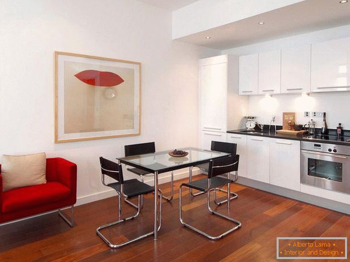 Bucătărie elegantă, cu accente de culoare roșie. Stilul minimalist este o opțiune câștigătoare pentru proiectarea apartamentelor de studio. 