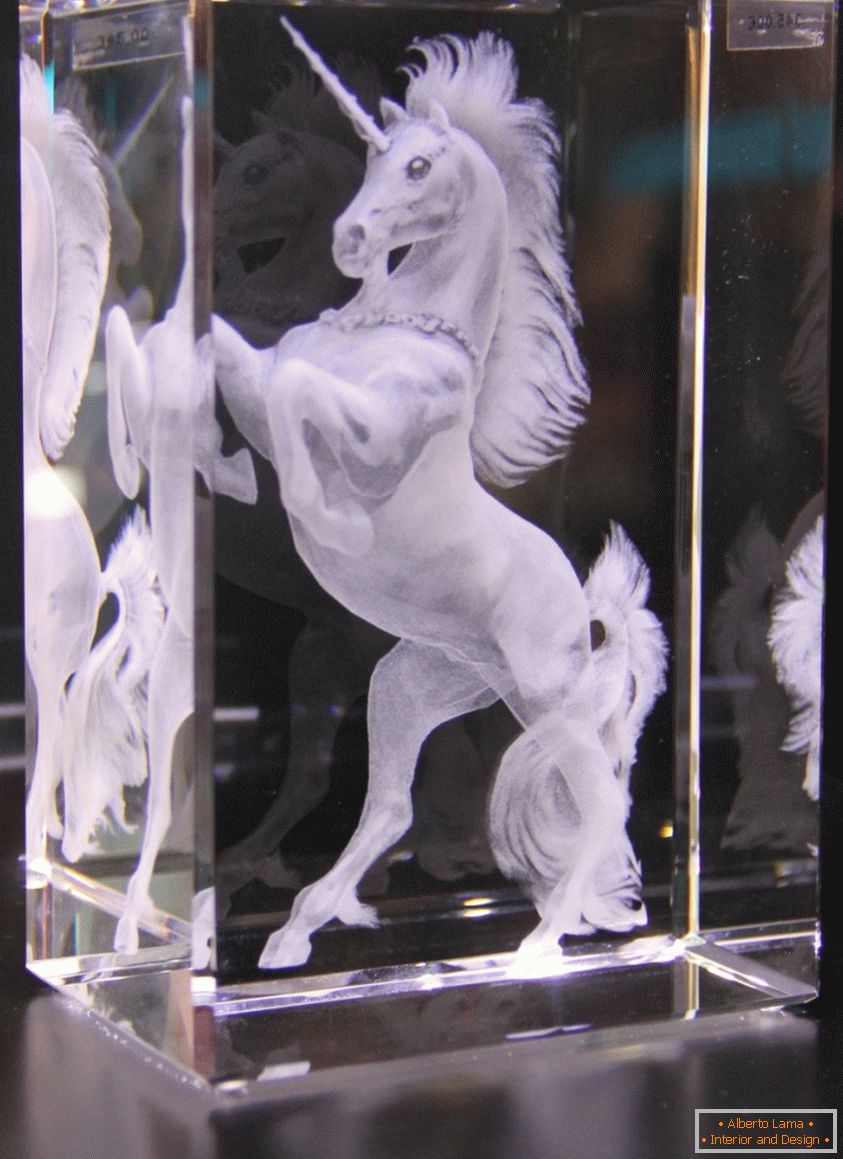 Laser gravura 3D a unui cal în sticlă