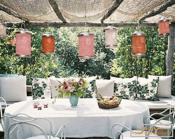 Decorații decorative într-o bucătărie de vară cu o verandă, fotografie 4