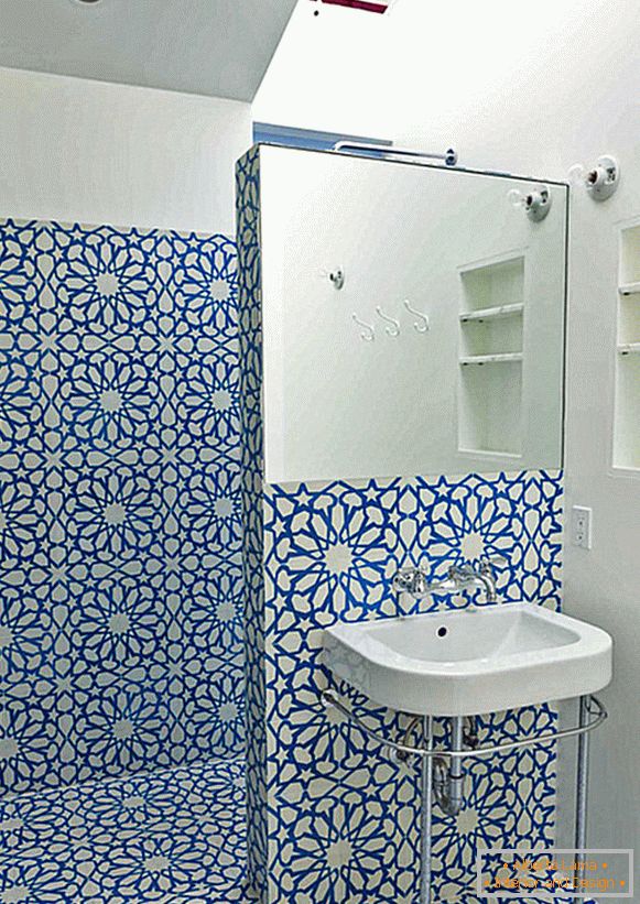 Modul floral albastru pe peretele din baie